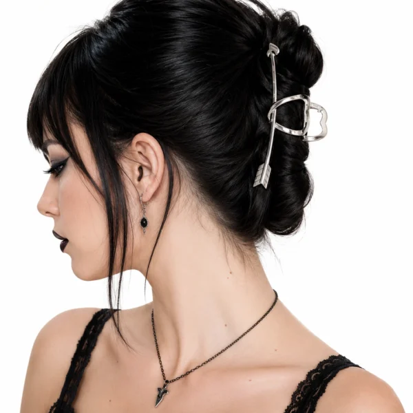 Femme avec Pince à Cheveux Flèche de Cupidon Cœur Argenté Femme avec Pince à Cheveux Flèche de Cupidon Cœur Argenté.