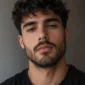 Homme avec Faux Écarteur Septum Corne de Buffle Threadless 16G.