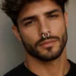 Homme avec Faux Écarteur Septum Fer à Cheval 4 mm Threadless 16G.