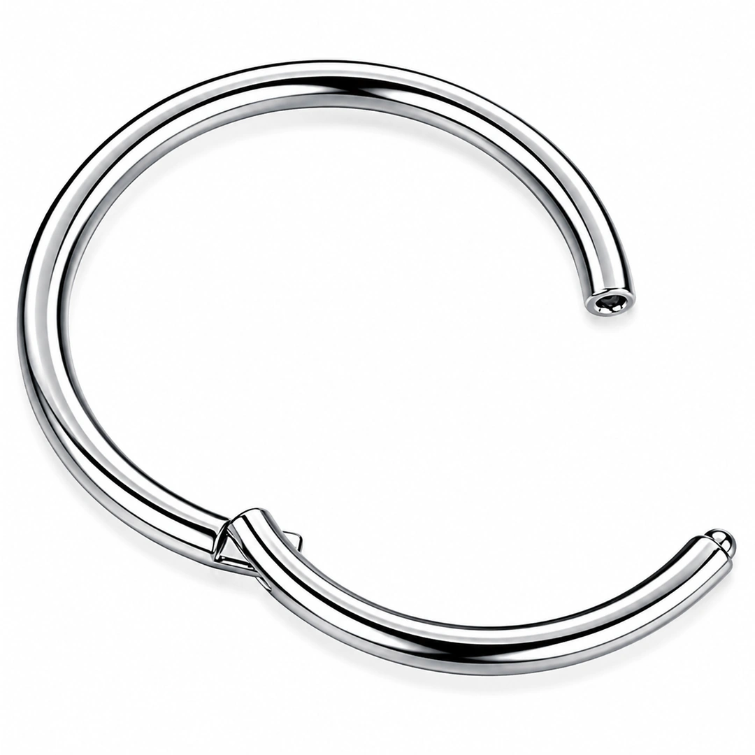 Piercing clicker ouvert montrant son système de fermeture à charnière
