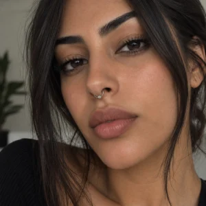 Femme avec Piercing Anneau CBR Titane à Bille Sertie Zirconium.