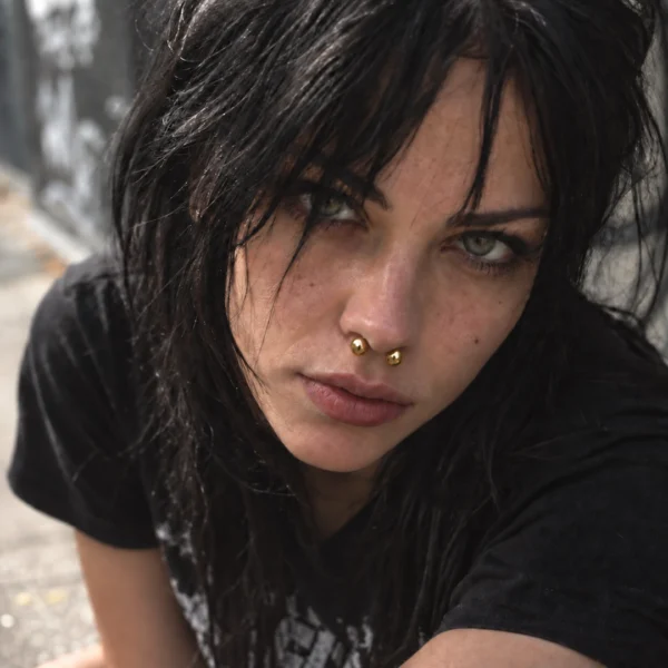 Femme avec Piercing Banane Dorée Gros Calibre en Acier 316L au Septum Femme avec Piercing Banane Dorée Gros Calibre en Acier 316L au Septum