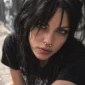 Femme avec Piercing Banane Dorée Gros Calibre en Acier 316L au Septum