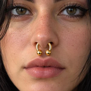 Femme avec Piercing Fer à Cheval Acier Doré Gros Diamètre au Septum.