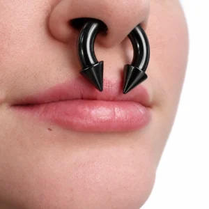 Femme avec Piercing Fer à Cheval Acier Noir Gros Calibre avec Pointes au Septum.