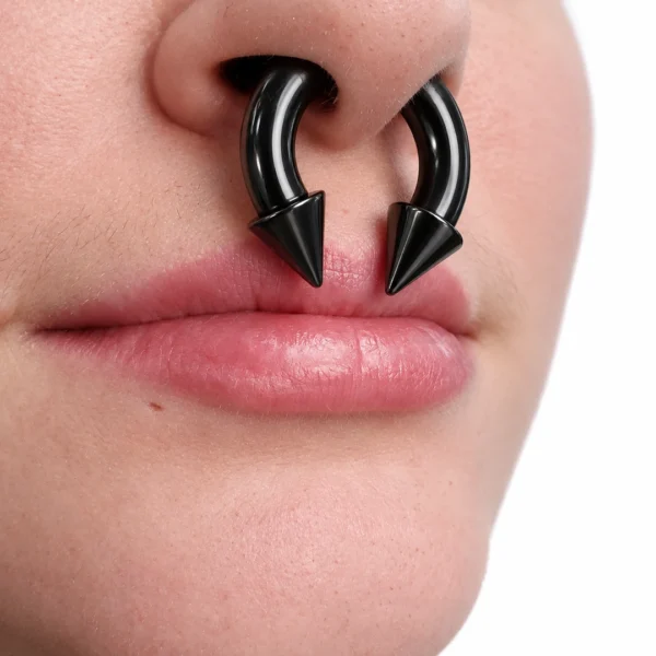 Femme avec Piercing Fer à Cheval Acier Noir Gros Calibre avec Pointes au Septum Femme avec Piercing Fer à Cheval Acier Noir Gros Calibre avec Pointes au Septum