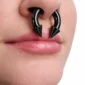 Femme avec Piercing Fer à Cheval Acier Noir Gros Calibre avec Pointes au Septum