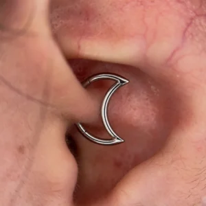 Femme avec Piercing Lune Clicker Titane 16G 10 mm au Daith.