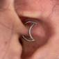Femme avec Piercing Lune Clicker Titane 16G 10 mm au Daith