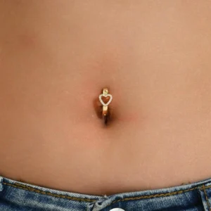 Femme avec Piercing Nombril Clicker Cœur Ajouré Pavé de Zirconiums.