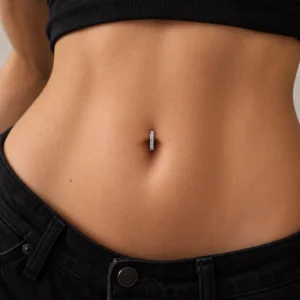 Femme avec Piercing Nombril Clicker Titane à Double Ligne de Zirconiums.