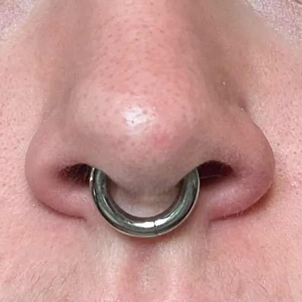 Homme avec Piercing Anneau Gros Calibre 6G (4 mm) en Acier 316L au Septum Homme avec Piercing Anneau Gros Calibre 6G (4 mm) en Acier 316L au Septum
