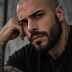 Homme avec Piercing Banane en Acier Noir Gros Calibre au Septum.