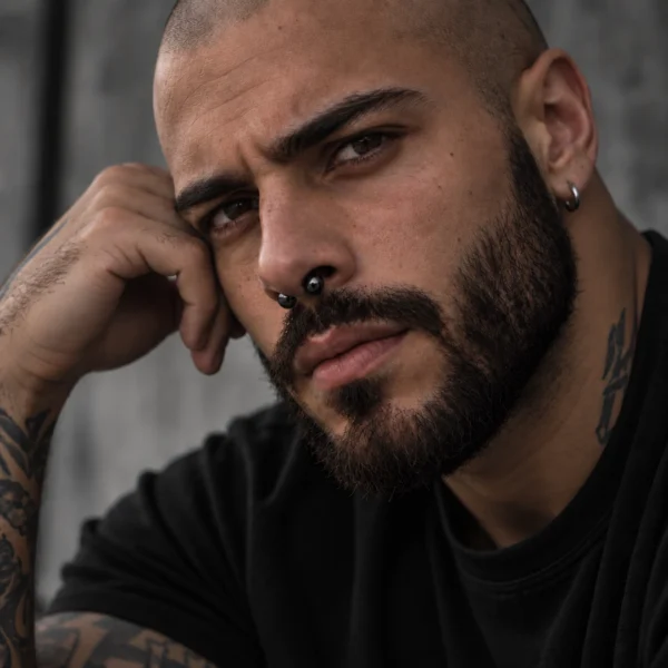 Homme avec Piercing Banane en Acier Noir Gros Calibre au Septum Homme avec Piercing Banane en Acier Noir Gros Calibre au Septum