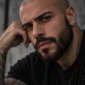 Homme avec Piercing Banane en Acier Noir Gros Calibre au Septum