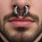 Homme avec Piercing Fer à Cheval Gros Calibre avec Pointes Acier 316L au Septum.