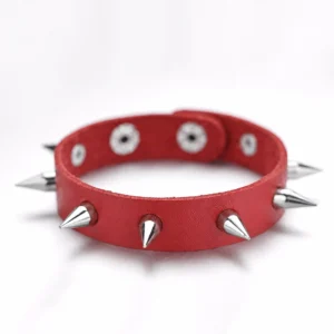 Bracelet Clouté en Similicuir Rouge.