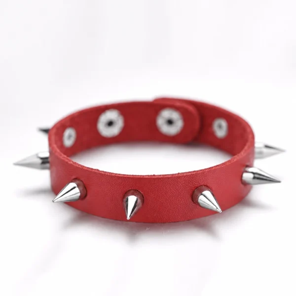 Bracelet Clouté en Similicuir Rouge.