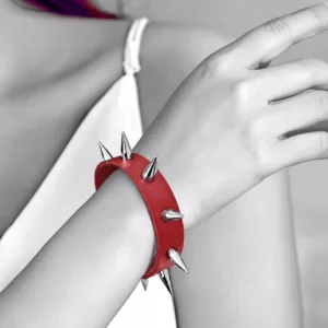 Femme avec Bracelet Clouté en Similicuir Rouge.