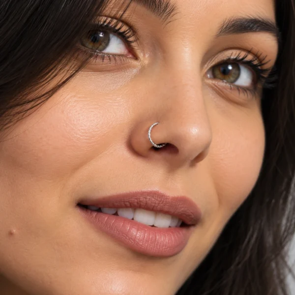 Femme avec Faux Piercing de Narine Anneau Nostril Torsadé Femme avec Faux Piercing de Narine Anneau Nostril Torsadé