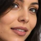 Femme avec Faux Piercing de Narine Anneau Nostril Torsadé