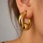 Femme avec Piercing Anneau CBR Doré Gros Calibre au Lobe d'Oreille.