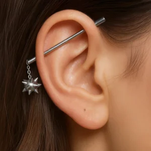 Femme avec Piercing Industriel Oreille Chaîne Pendante et Boule à Pointes.