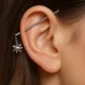 Femme avec Piercing Industriel Oreille Chaîne Pendante et Boule à Pointes