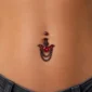 Femme avec Piercing Nombril Chauve-Souris à Chaînes Pendantes.