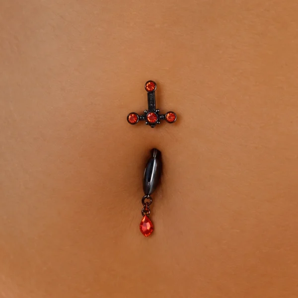 Femme avec Piercing Nombril Épée Noire Sertie de Zirconiums Femme avec Piercing Nombril Épée Noire Sertie de Zirconiums