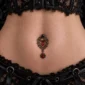 Femme avec Piercing Nombril Gothique Toile & Araignée à Zircon Rouge