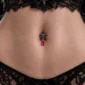 Femme avec Piercing Nombril Inversé Croix Gothique Zircons Noir & Rose.