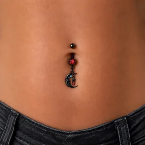 Femme avec Piercing Nombril Noir à Motif Lune et Araignée Pendante Femme avec Piercing Nombril Noir à Motif Lune et Araignée Pendante.