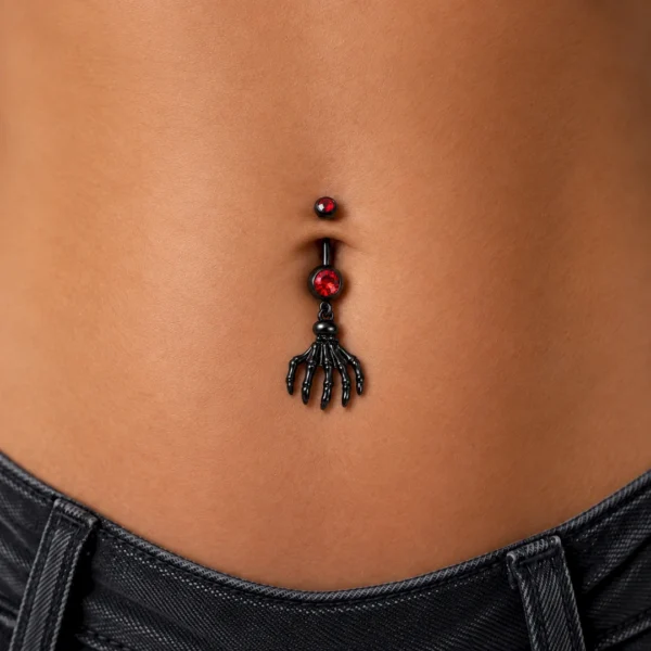 Femme avec Piercing Nombril à Main Squelettique Noire Femme avec Piercing Nombril à Main Squelettique Noire