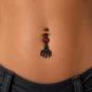 Femme avec Piercing Nombril à Main Squelettique Noire