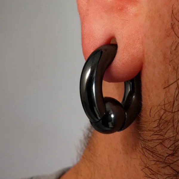 Homme avec Piercing Anneau CBR Noir Gros Calibre en Acier 316L au Lobe d'Oreille Homme avec Piercing Anneau CBR Noir Gros Calibre en Acier 316L au Lobe d'Oreille.