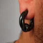 Homme avec Piercing Anneau CBR Noir Gros Calibre en Acier 316L au Lobe d'Oreille.