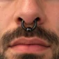 Homme avec Piercing Anneau CBR Noir Gros Calibre en Acier 316L au Septum.